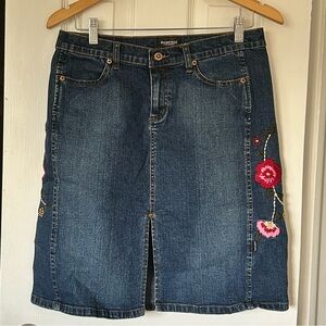 Y2K Rampage Dark Blue Denim Skirt with Pink Floral Design, size 9 junior stretch